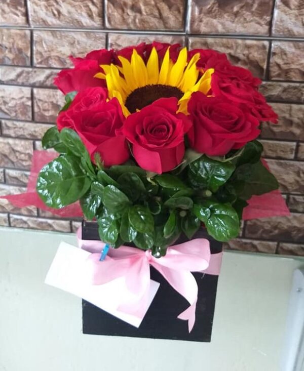 Floristeria-Santa-Tecla-arreglo-de-rosas-y-girasol