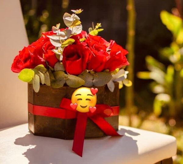 Floristeria-Santa-tecla-Caja-con-rosas