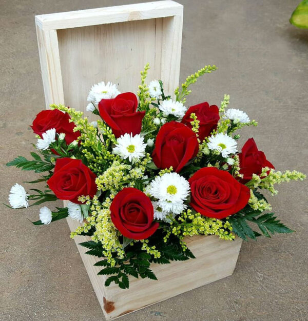 Floristeria-Santa-tecla-Cofre-con-rosas