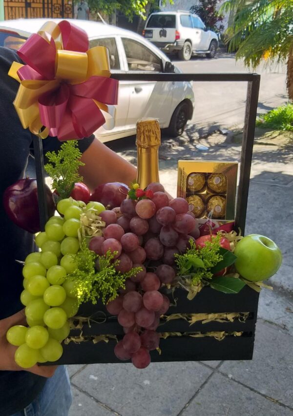 Floristeria-Santa-tecla-arreglo-frutal-vino-chocolates-y-frutas