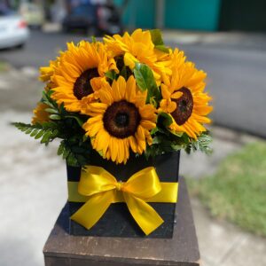 Floristeria-Santa-tecla-caja-de-girasoles.