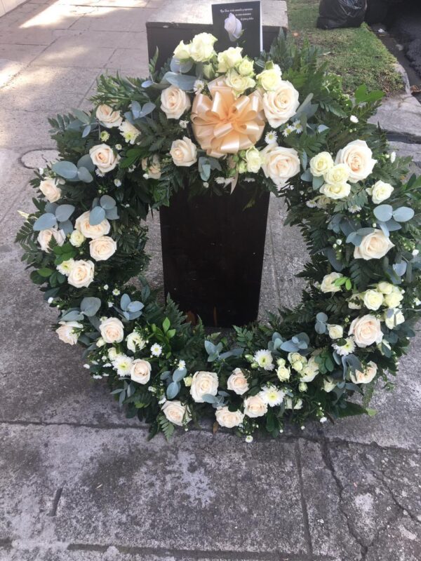 Floristeria-Santa-Tecla-corona-funebre