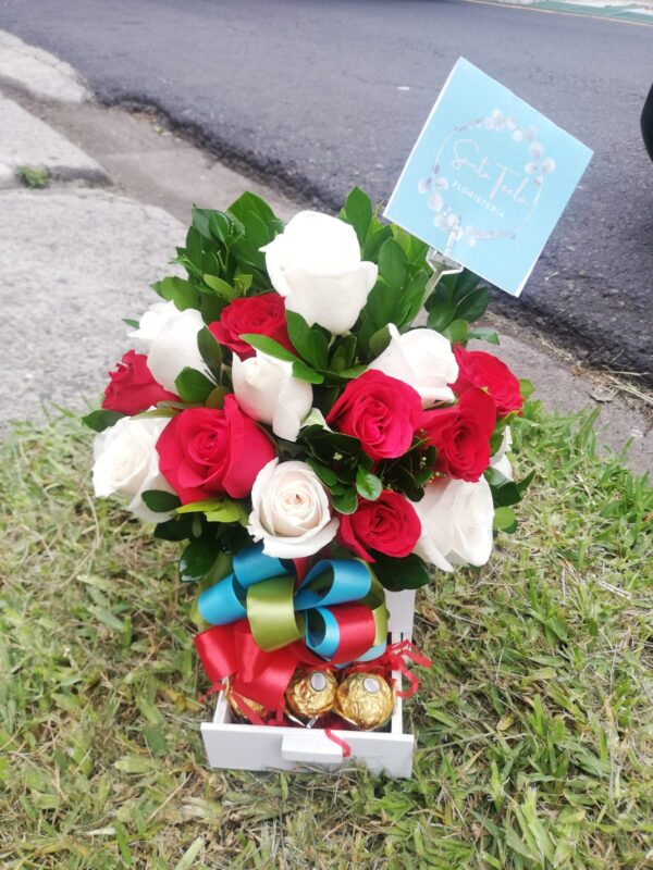 Floristeria-Santa-Tecla-Arreglo-rosas-chocolates